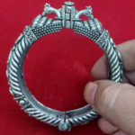 Peacock head design openable bangle crafted with an elegant and traditional look.